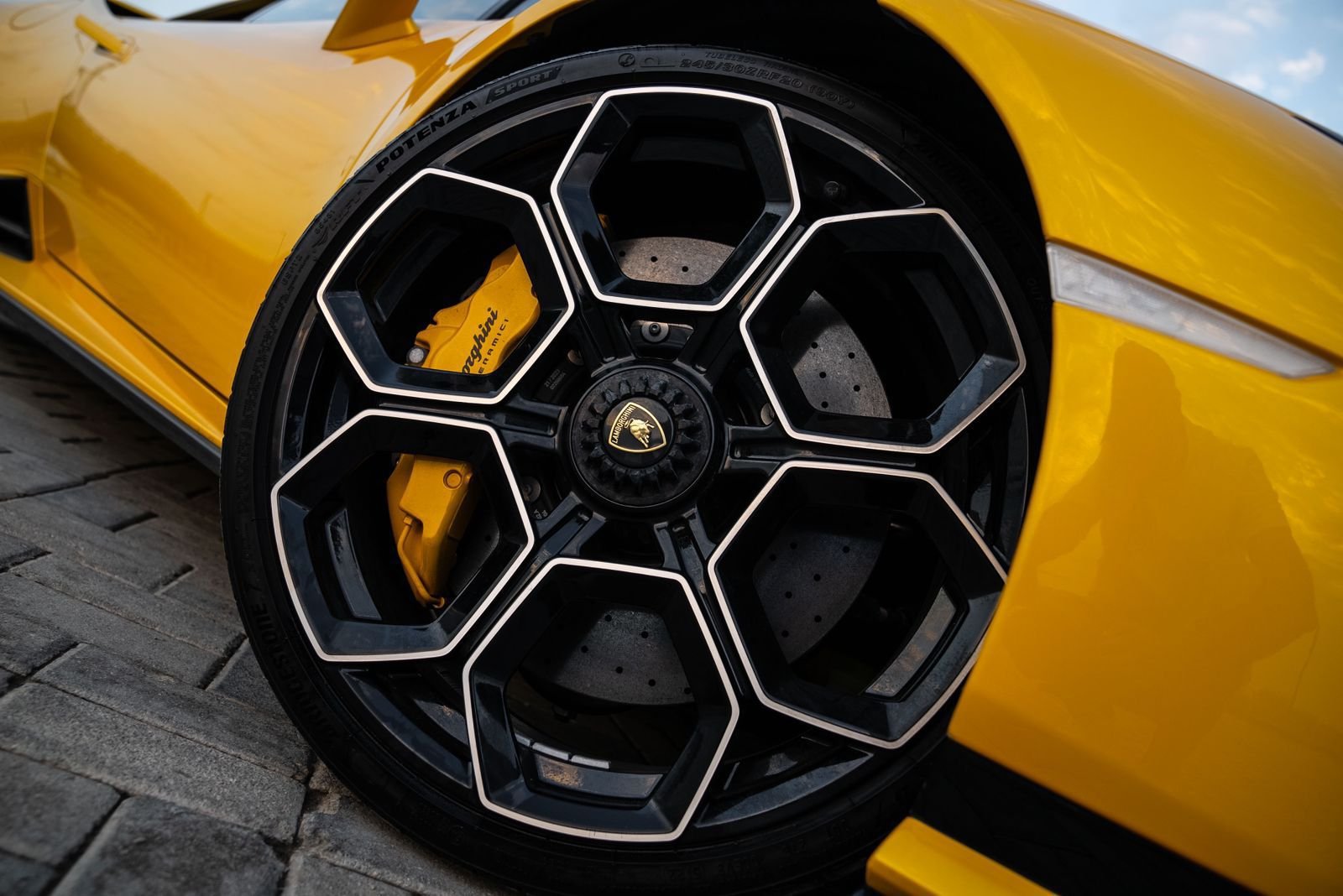 Rent Huracan Tecnica 2023 in Dubai