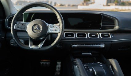 Rent GLS580 2023 in Dubai